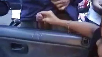 Pasangan manis video film sex dewasa di bawah lembar
